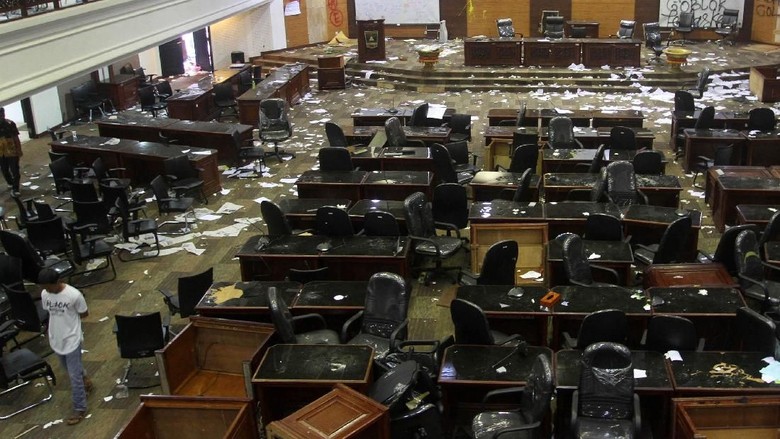 Sekda: Kerugian Kerusakan Akibat Demo di DPRD Sumbar Rp 2,5 Miliar Sekda: Kerugian Kerusakan Akibat Demo di DPRD Sumbar Rp 2,5 Miliar
