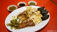 Ada Telur Pitan (Rp 22.000) dan Ayam Kampung Setengah Ekor (Rp 110.000), yang bisa dibagi menjadi dua bagian. Direbus dan dipanggang. Dua ayam ini diolah dengan bumbu khusus, dan dipadukan dengan minyak wijen serta sawi asin.  Foto: dok. detikFood