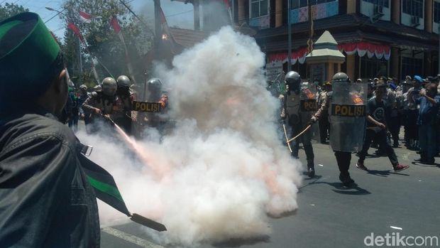 Keranda mayat dibakar mahasiswa/