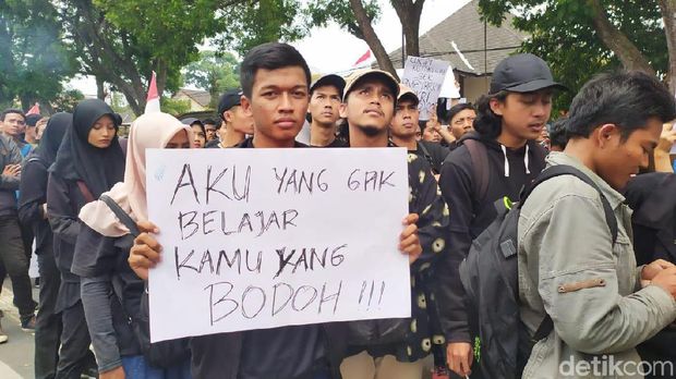 Demo mahasiswa di depan DPRD Wonosobo. 