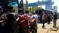 Para pelajar itu langsung diangkut menggunakan truk polisi.