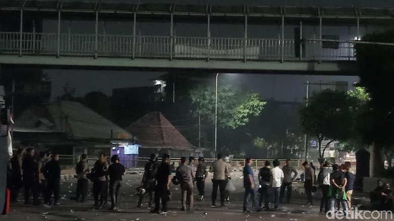 Massa Bubar, Kapolres Jakbar Masih Pantau Situasi Slipi Massa Bubar, Kapolres Jakbar Masih Pantau Situasi Slipi