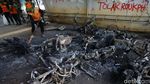 Sisa-sisa Demo Rusuh di Slipi: Pos Polisi dan Motor Hangus Terbakar