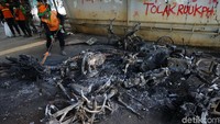 Peristiwa pembakaran Pos Polisi Slipi tidak hanya menimbulkan kerusakan pada bangunan. Belasan motor juga terbakar dalam kejadian itu.