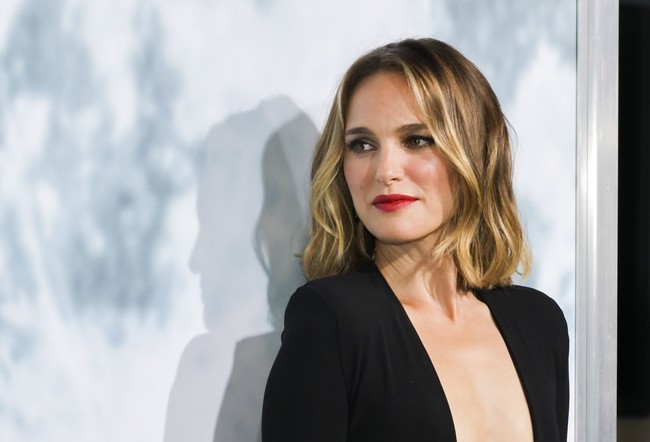 Tak hanya itu, potongan rok yang jatuh di pangkal paha juga semakin mempertegas aura seksi ibu dua anak itu. (Foto: Rodin Eckenroth/Getty Images)