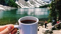 Bisa juga ngopi sambil bermain air dari danau biru yang ada di depan Lake Agnes Tea House ini. Foto: Istimewa