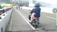 Mengutip Instagram Kementerian PUPR/BPJNXVI Ambon, sesuai situs resmi BMKG gempa terjadi pagi tadi , Kamis, 26 September 2019, pukul 08,46 WIT. Kerusakan yang terjadi pada Aspal di atas Expansion Joint (sambungan siar) dan bukan pada struktur utama jembatan. Kondisi tersebut memang sudah seharusnya terjadi sebagai reaksi pelepasan energi gempa agar tidak mencapai struktur utama jembatan. Istimewa/Dok. Kementerian PUPR.