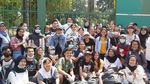Dear Pejabat dan Pendemo, Nggak Ikut Bersih-bersih Bareng Awkarin?