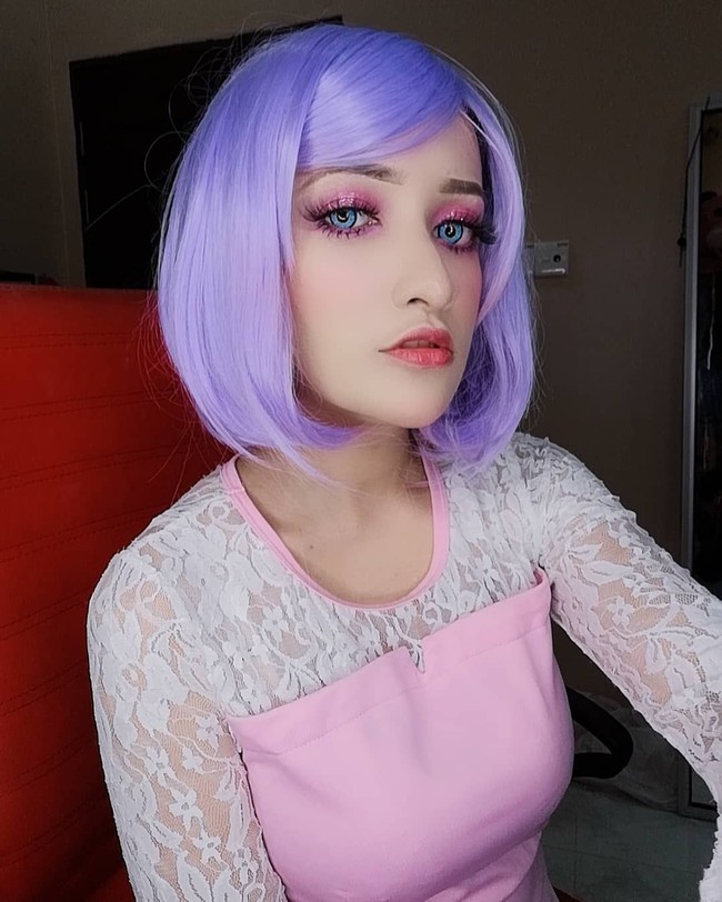 Shafieqa kerap berdandan seperti Barbie. Dengan riasan serba pink hingga menggunakan lensa kontak yang memberikan efek besar pada mata.  Foto: Instagram @@fykaaschaa