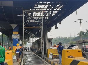 Mulai Diperbaiki, Begini Parahnya Kerusakan Gerbang Tol Depan DPR