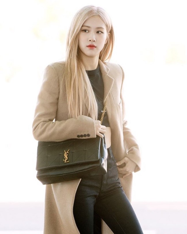 Rosé juga tampil dengan makeup soft dengan aksentuasi winged-eyeliner. Foto: Instagram @roses_are_rosie