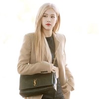 Rosé juga tampil dengan makeup soft dengan aksentuasi winged-eyeliner. Foto: Instagram @roses_are_rosie