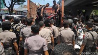 Polisi juga mengamankan motor para pelajar.