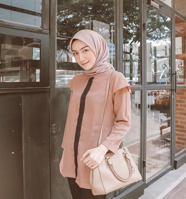 Sempat mengunci akun Instagramnya karena mendapatkan hujatan dari warganet. Kini Melody Prima sudah membuka lagi Instagramnya untuk publik. Namun kolom komentar Instagramnya dinonaktifkan. Foto: Dok. Instagram @melodyprima