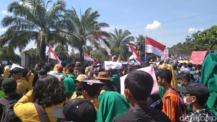 Mahasiswa di Kalimantan Timur (Kaltim) bergerak menolak RUU KUHP dan UU KPK yang baru disahkan. Mereka menyatroni gedung DPRD Kaltim.