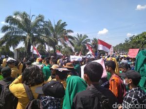 Tolak UU KPK dan RKUHP, Mahasiswa Geruduk DPRD Kaltim