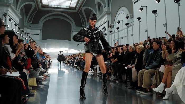 Leon Dame, model asal Jerman yang viral di Paris Fashion Week. Foto: REUTERS/Gonzalo Fuentes Leon Dame, model asal Jerman yang viral di Paris Fashion Week. Foto: REUTERS/Gonzalo Fuentes