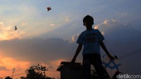 Kemarau panjang menyebabkan areal tambak di desa ini mengering, akibatnya menjadi lapangan yang ditumbuhi rerumputan. Hal tersebut dimanfaatkan oleh anak-anak untuk bermain layang-layang.