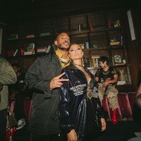 Mengingat kalungnya sudah bold, penyanyi 33 tahun itu hanya memakai jaket hitam Sankuanz dengan celana kulit warna senada.  Foto: Instagram @agnezmo