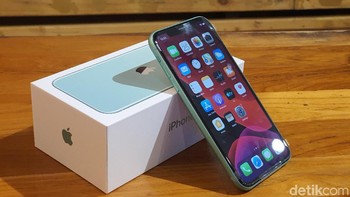 1. Posisi puncak dipegang oleh iPhone 11 yang terjual 37,7 juta unit di paruh pertama tahun 2020. Mengingat iPhone 12 yang baru meluncur, bisa diperkirakan keempat model di lini itu akan mendominasi daftar ini tahun depan. Foto: Adi Fida Rahman/detikINET