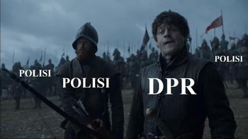 Tokoh antagonis Ramsay Bolton menjadi DPR, didampingi para polisi (Anggitdl/Twitter)