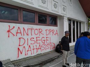 Demo Mahasiswa di Aceh Bubar Usai Mahasiswa Segel Kantor DPRA
