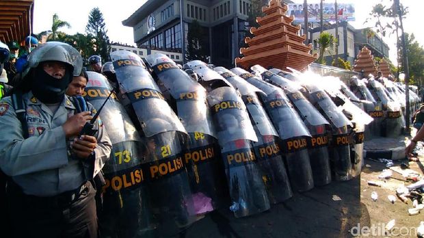 Demo Memanas, Massa Lempar Batu dan Botol Minta Sidang Rakyat