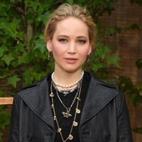 Turut menyempurnakan gayanya, tumpukan kalung bernuansa emas mutiara. Antingnya yang berbentuk binatang juga tak kalah mencuri perhatian.(Foto: Pascal Le Segretain/Getty Images)