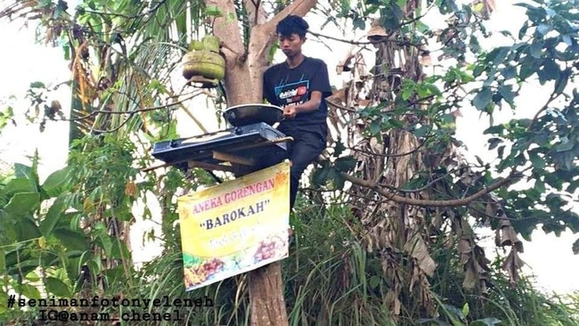 Jualan di Tempat Nyleneh, Para Penjual Makanan Ini Sukses Bikin Ngakak
