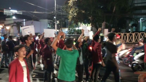  Mahasiswa dari IMM demo di Jalan Menteng Raya.