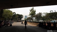 Tak hanya polisi lalu lintas, tampak pula personel Brimob yang bersiaga.