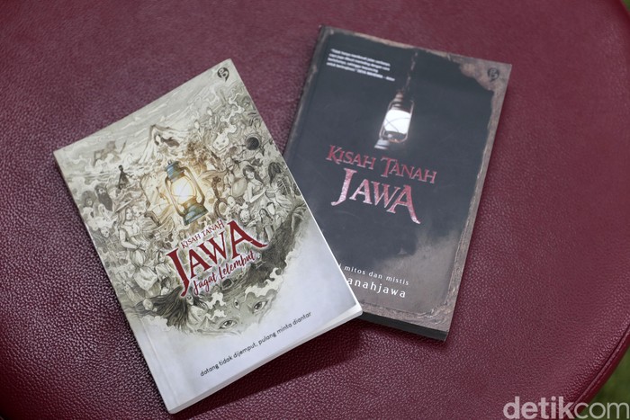 Kisah Tanah Jawa Dua penulis buku 'Kisah Tanah Jawa' saat berkunjung ke kantor detikcom.