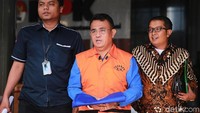 Bupati nonaktif Bengkayang Suryadman Gidot meninggalkan gedung KPK usai menjalani pemeriksaan di gedung lembaga antirasuah tersebut, Jakarta, Kamis (26/9/2019).