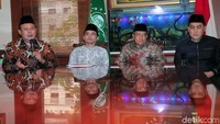 Rombongan PKB yang dipimpin oleh Sekjen DPP PKB M Hasanuddin Wahid disambut secara langsung oleh Ketua Umum PBNU KH Said aqil Sirodj, Sekjen PBNU Ahmad Helmy Faisal Zaini dan Ketua PBNU KH Robikin Emhas.
