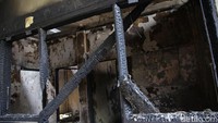 Bagian pintu dan jendela di salah satu bagian pos polisi Tomang nampak hangus dilalap api usai dibakar massa.