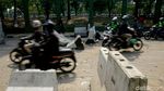 Melihat Suasana di Belakang Gedung DPR Pascademo
