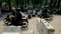 Sejumlah pemotor dari arah Jalan Asia Afrika tetap nyelonong masuk meski akses ke Palmerah sudah ditutup beton. Namun kemudian mereka terjebak di ujung jalan yang ditutup beton di kedua arah. Selain itu, terlihat kendaraan bisa melintas di Jalan Tentara Pelajar yang mengarah ke Palmerah. Arah sebaliknya juga terpantau normal.