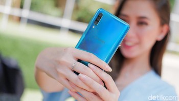 Konfigurasinya 25MP f/1.7, ultra wide 8 MP dan depth sensor 5MP. Untuk selfie masih terpasang kamera 16 MP f/2.0. (Foto: Adi Fida Rahman/detikINET)