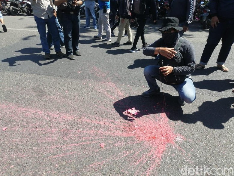 Aksi #SurabayaMenggugat Diwarnai Pelemparan Benda Diduga Bom Molotov Aksi #SurabayaMenggugat Diwarnai Pelemparan Benda Diduga Bom Molotov