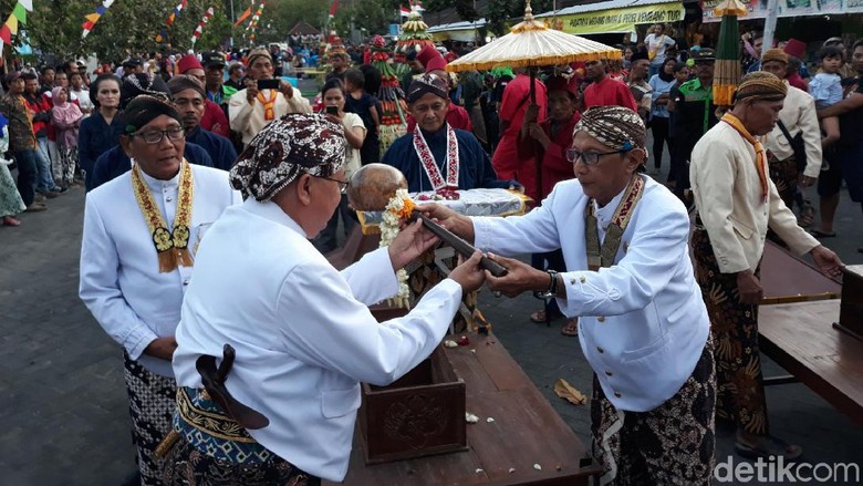 Ribuan Warga Bantul Gelar Kirab Siwur Jelang Upacara Nguras Enceh Ribuan Warga Bantul Gelar Kirab Siwur Jelang Upacara Nguras Enceh