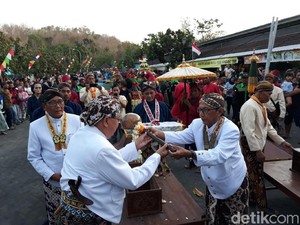 Ribuan Warga Bantul Gelar Kirab Siwur Jelang Upacara Nguras Enceh