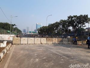 Jl Gatsu Dekat DPR Ditutup, Kendaraan Dialihkan ke Jl Gerbang Pemuda