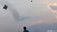 Seorang anak mengejar layang-layang yang putus.