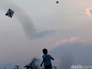 Bahaya Benang Layangan, Pemotor Harus Waspada Atas-Bawah
