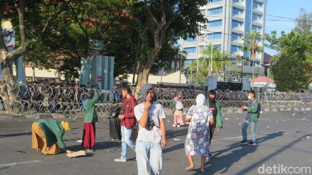 Mahasiswa Universitas Muslim Indonesia (UMI) yang melakukan aksi di depan  kantor DPRD Sulawesi Selatan (Sulsel) diterima pimpinan DPRD.
