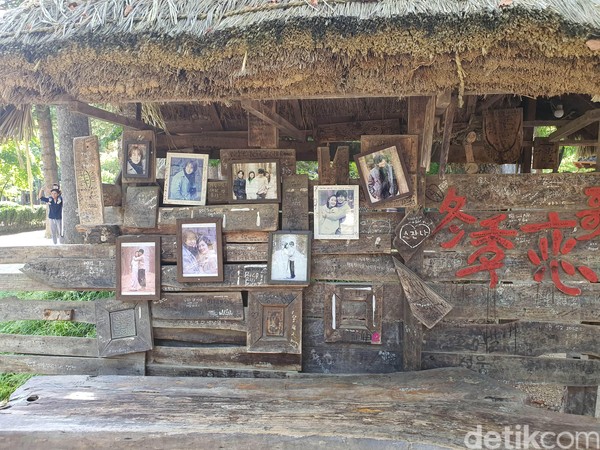 Tak perlu khawatir, di Pulau Nami ini ada beberapa restoran yang bisa dikunjungi untuk mengisi perut. Juga ada beberapa toko cinderamata khas. (Foto: Widya Wiyanti/detikcom) Tak perlu khawatir, di Pulau Nami ini ada beberapa restoran yang bisa dikunjungi untuk mengisi perut. Juga ada beberapa toko cinderamata khas. (Foto: Widya Wiyanti/detikcom)