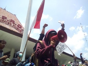 Geruduk DPRD Kudus, Mahasiswa Bacakan Puisi Wiji Thukul Peringatan