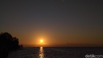 Momen matahari terbenam pun tertangkap indah. Turunkan sedikit cahayanya agar hasil foto tampak lebih dramatis. (Septiana Ledysia/detikINET)