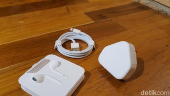 Aksesori yang disertakan, earphone, lightning cable dan charger. Foto: Adi Fida Rahman/detikINET