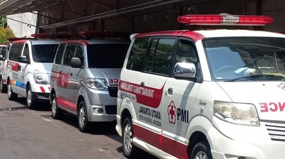 Potret Ambulans yang Disebut Bawa Batu-Bensin untuk Logistik Demo